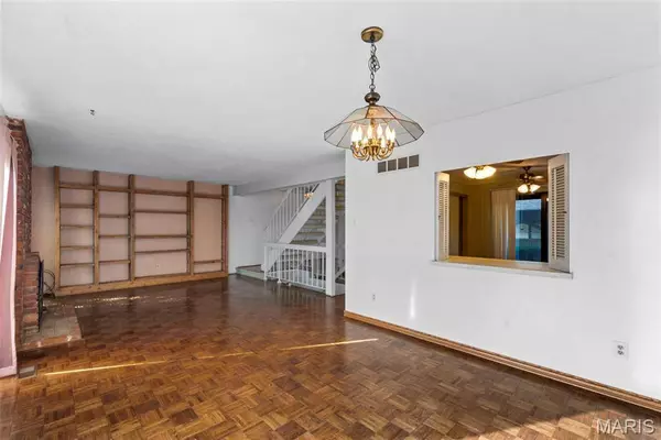 11054 Thousand Oaks DR, St Louis, MO 63136