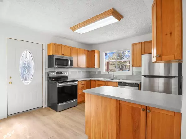 4711 48 ST, Sylvan Lake, AB T4S 1M9