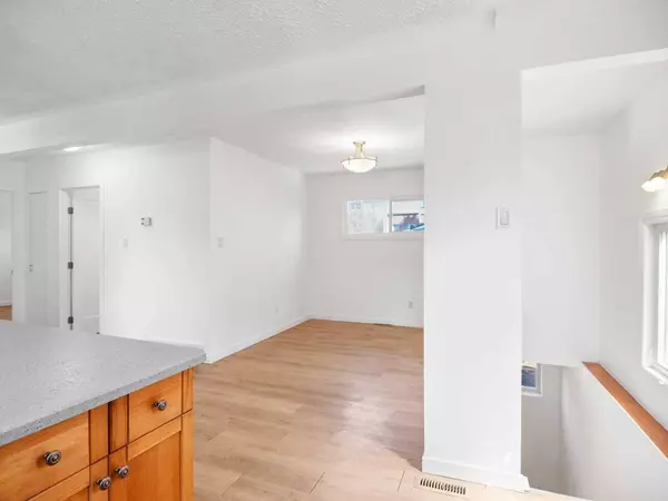 4711 48 ST, Sylvan Lake, AB T4S 1M9