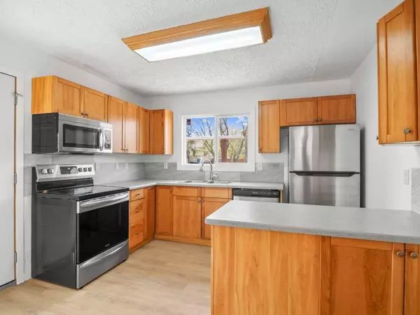 4711 48 ST, Sylvan Lake, AB T4S 1M9