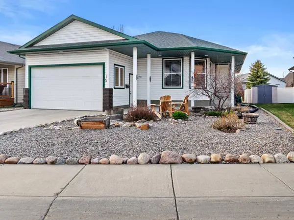 15 Agnew Close, Red Deer, AB T4R 3L5