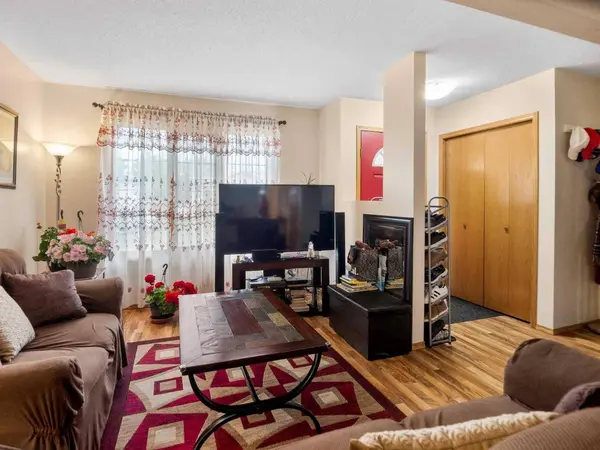 21 Dixon CRES, Red Deer, AB T4R 2J1