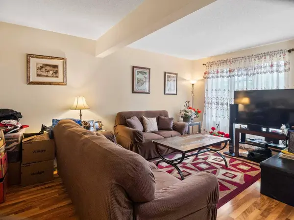 21 Dixon CRES, Red Deer, AB T4R 2J1