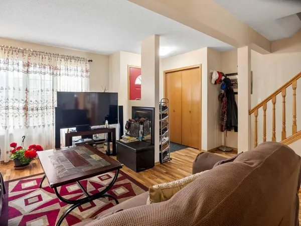 21 Dixon CRES, Red Deer, AB T4R 2J1