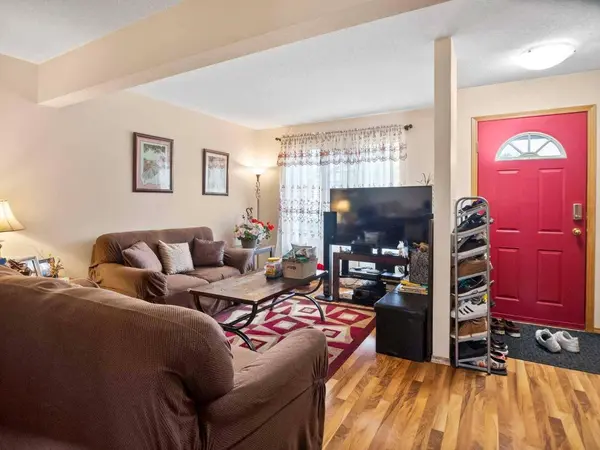 21 Dixon CRES, Red Deer, AB T4R 2J1