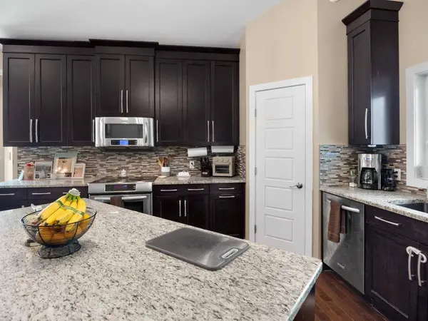 25 Grove Close, Red Deer, AB T4P 0P4