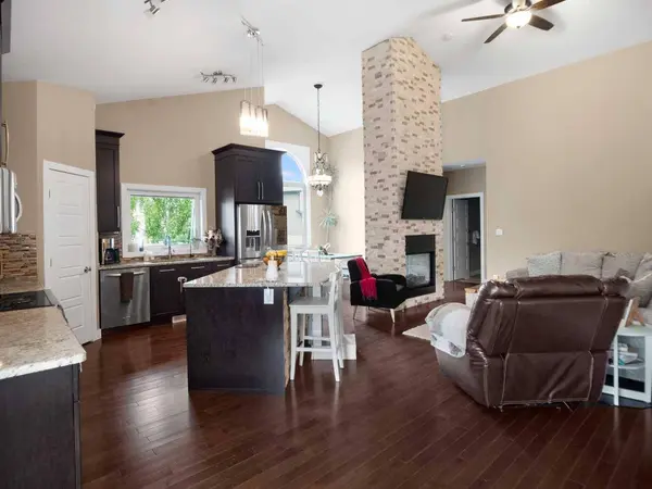 25 Grove Close, Red Deer, AB T4P 0P4