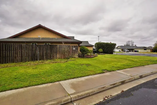 465 Mike CT, Lemoore, CA 93245