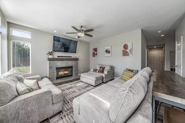 449 Camden CT, Lemoore, CA 93245