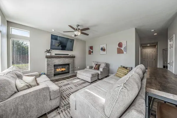 449 Camden Court, Lemoore, CA 93245