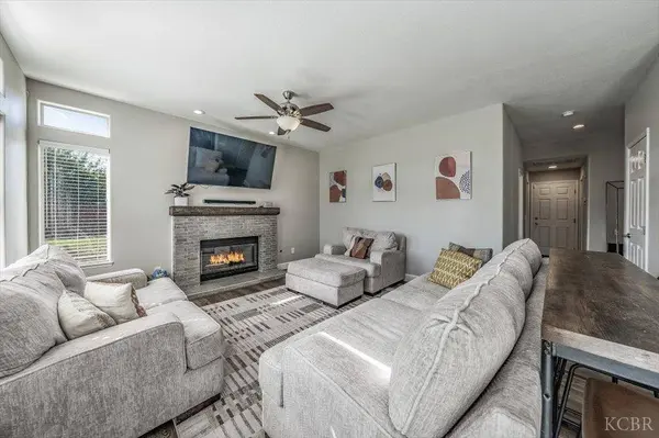 449 Camden Court, Lemoore, CA 93245