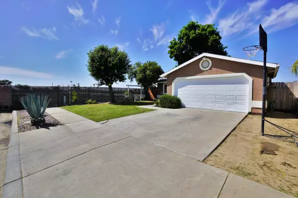 690 Dogwood Avenue, Tulare, CA 93274