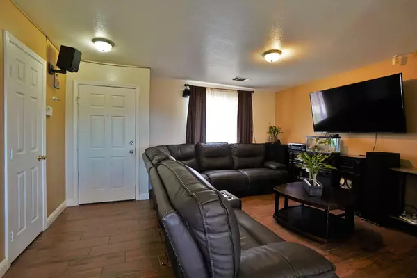 690 Dogwood Avenue, Tulare, CA 93274