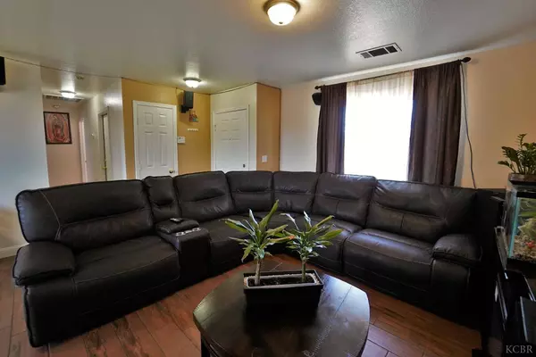 690 Dogwood Avenue, Tulare, CA 93274