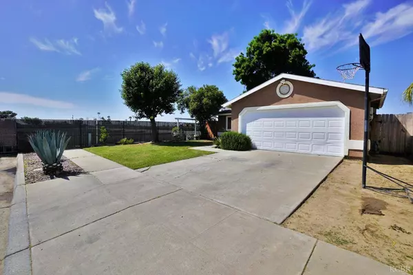 690 Dogwood Avenue, Tulare, CA 93274
