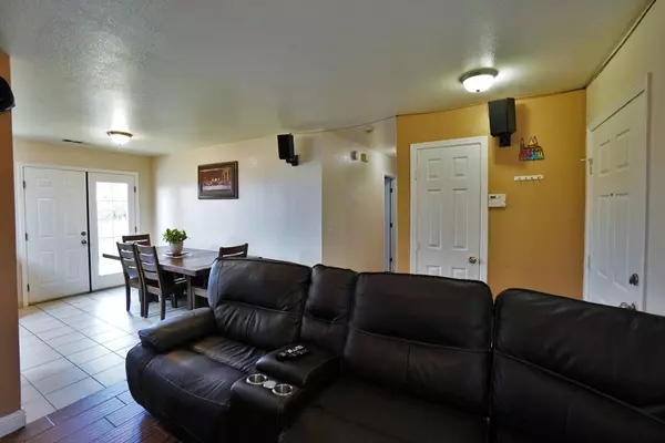 690 Dogwood Avenue, Tulare, CA 93274