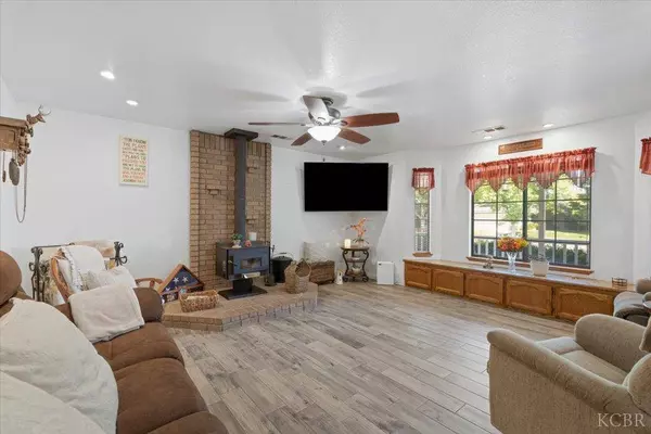 1995 E Valley Forge Avenue E, Tulare, CA 93274