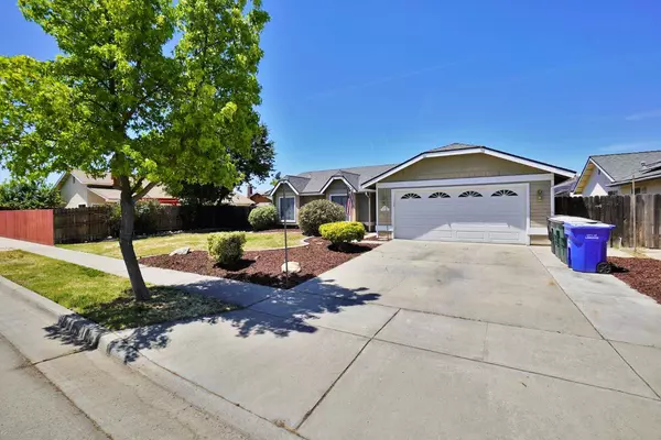 1355 Pine DR, Lemoore, CA 93245
