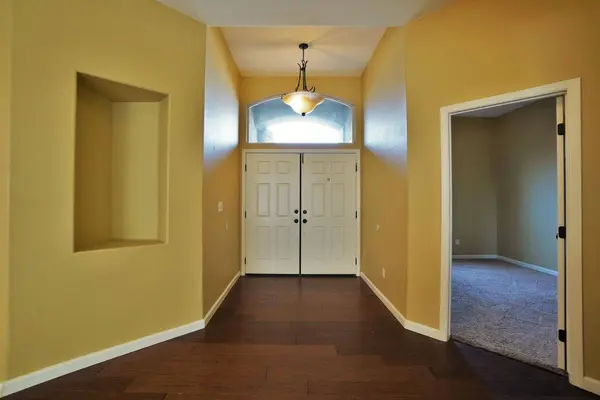 845 E Redwood CIR, Hanford, CA 93230