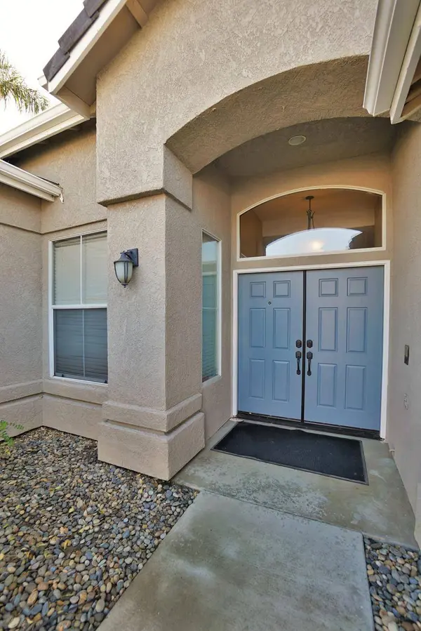 845 E Redwood CIR, Hanford, CA 93230