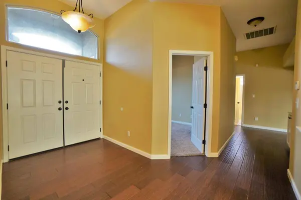 845 E Redwood CIR, Hanford, CA 93230