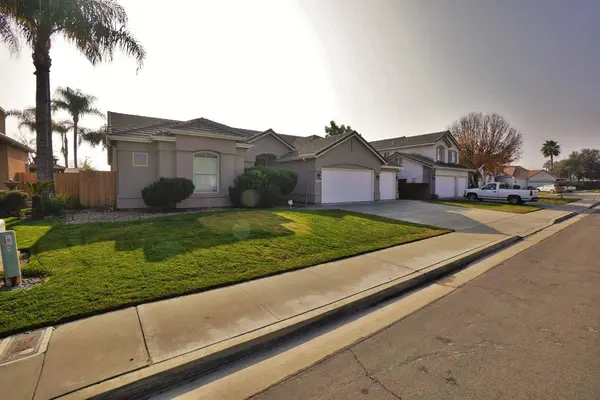 845 E Redwood CIR, Hanford, CA 93230