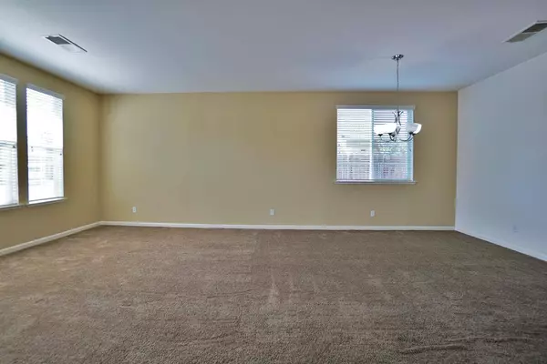 1095 Paradise DR, Lemoore, CA 93245