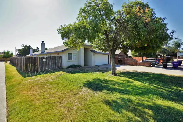 1033 Kimball CT, Hanford, CA 93230