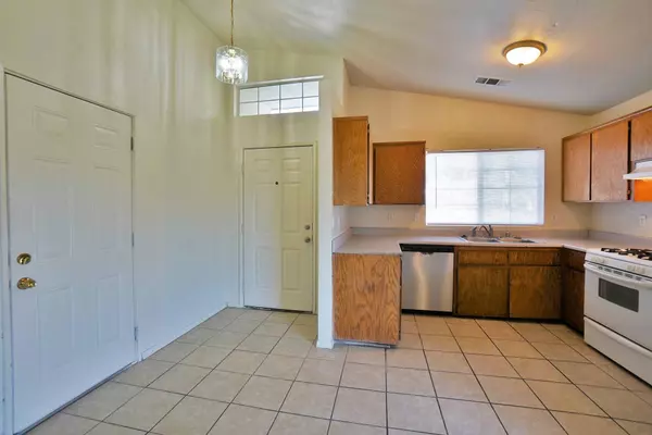 1033 Kimball Court, Hanford, CA 93230