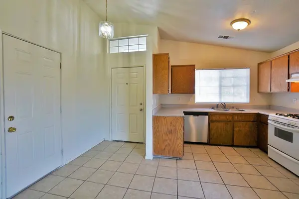 1033 Kimball CT, Hanford, CA 93230