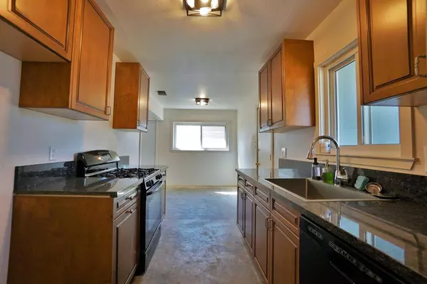 1108 Millwood DR, Sanger, CA 93657