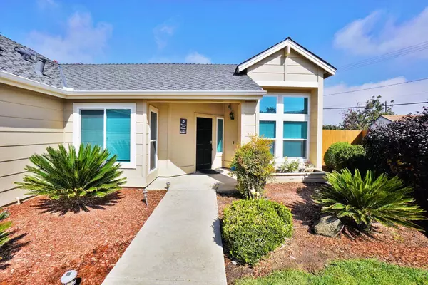 3215 Holly CT, Hanford, CA 93230