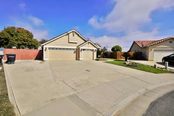 3215 Holly CT, Hanford, CA 93230