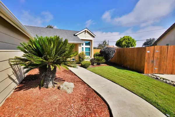 3215 Holly CT, Hanford, CA 93230