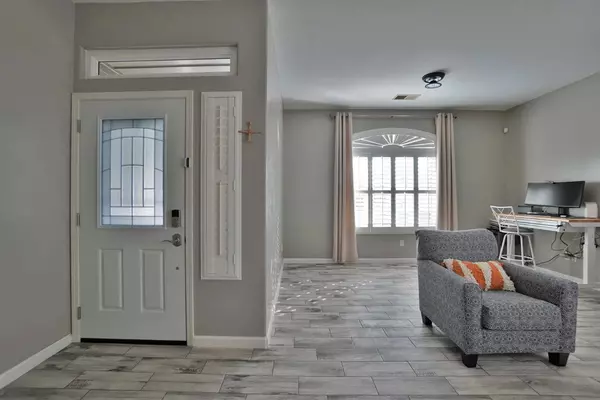 1894 W Tudor LN, Hanford, CA 93230