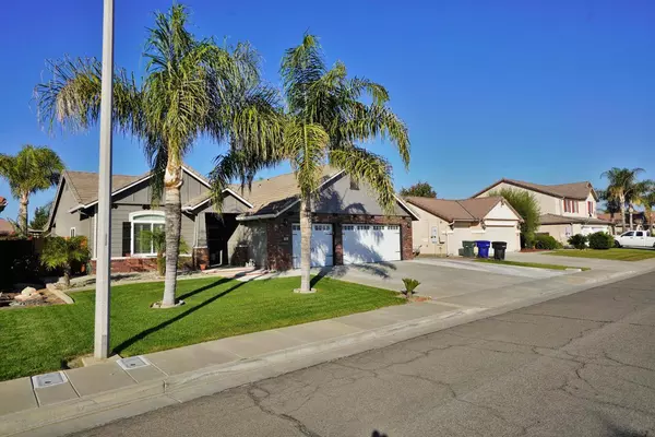 1894 W Tudor LN, Hanford, CA 93230