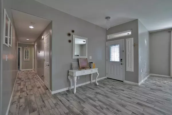 1894 W Tudor LN, Hanford, CA 93230