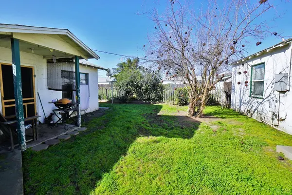 605 E Myrtle Street E, Hanford, CA 93230