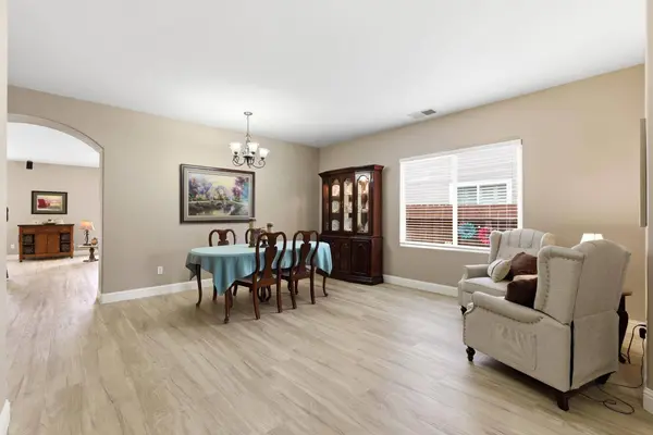 1906 W Tudor LN, Hanford, CA 93230