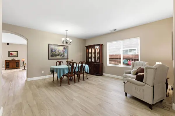 1906 W Tudor Lane, Hanford, CA 93230