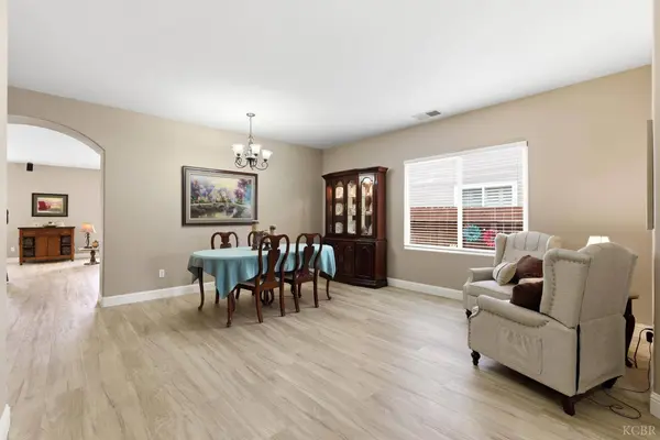 1906 W Tudor Lane, Hanford, CA 93230