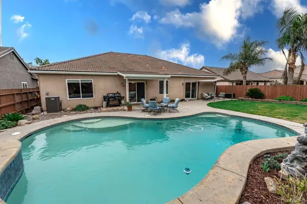 1906 W Tudor Lane, Hanford, CA 93230