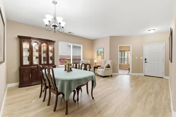 1906 W Tudor Lane, Hanford, CA 93230