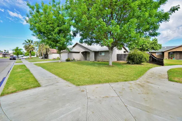 950 Geneva DR, Lemoore, CA 93245