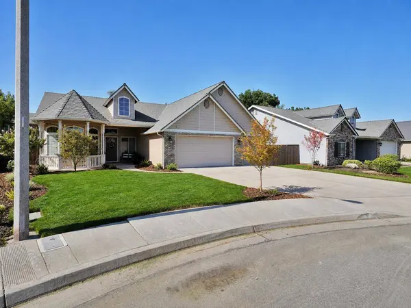 1059 W Julia Way, Hanford, CA 93230