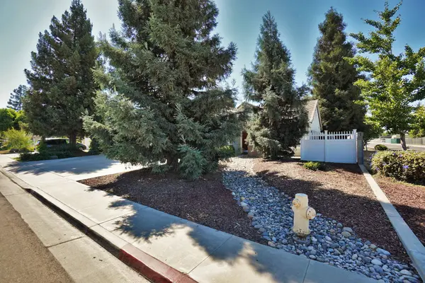 4833 W Ashland Avenue, Visalia, CA 93277