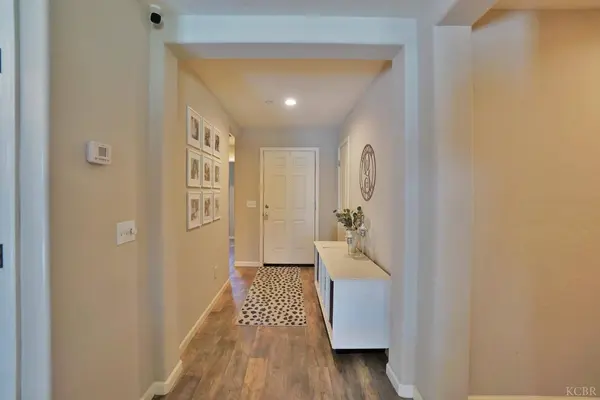 2323 Vineyard CT, Hanford, CA 93230