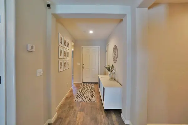 2323 Vineyard CT, Hanford, CA 93230