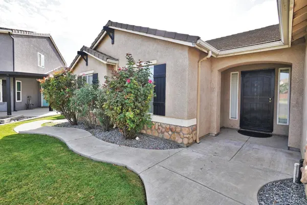 2017 W Queens WAY W, Hanford, CA 93230