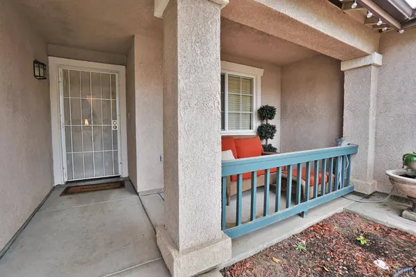 2073 W Queens WAY W, Hanford, CA 93230
